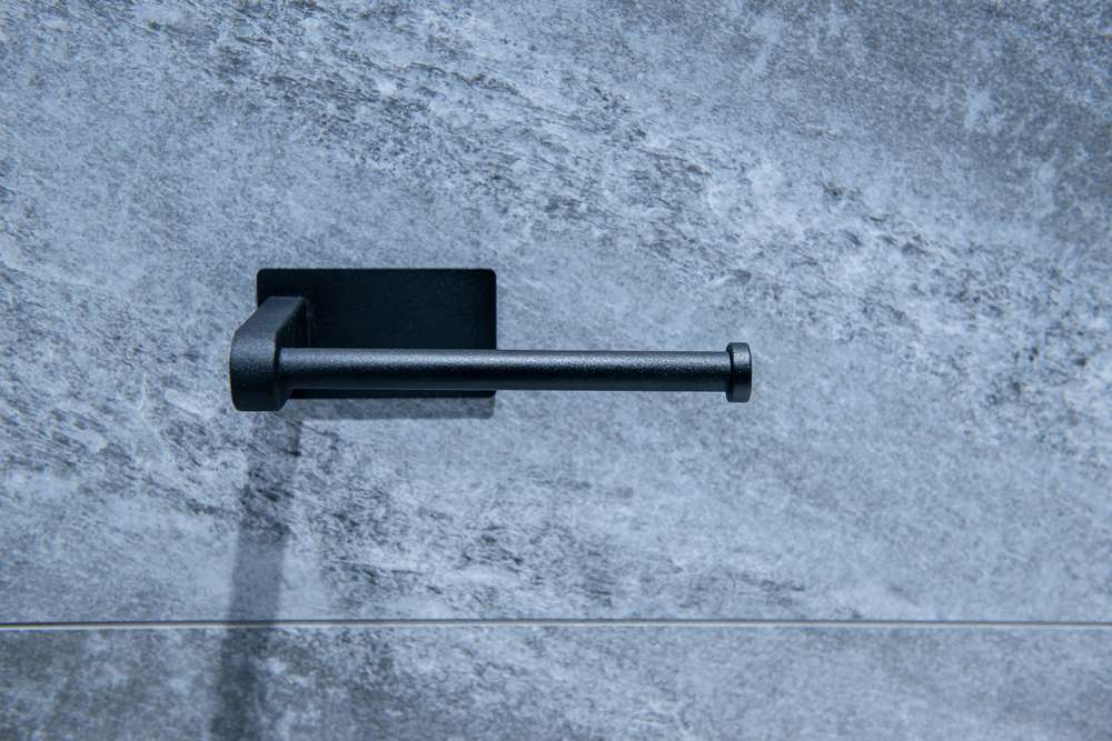 črno_držalo_za_toaletni_papir