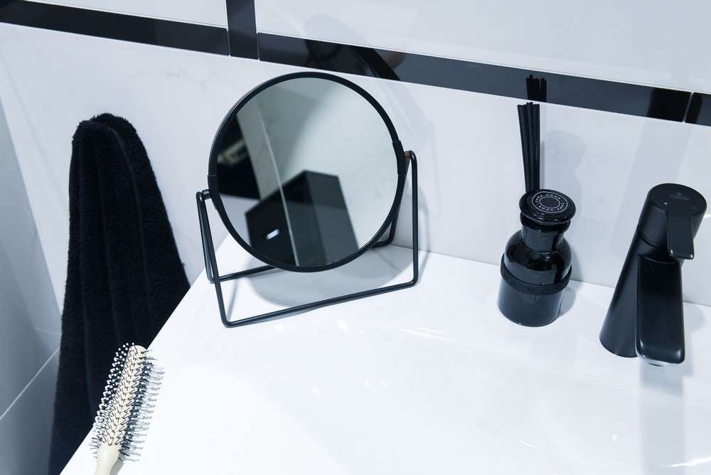 Ogledalo na podstavku je črno