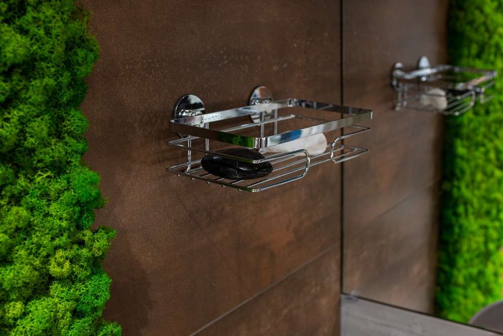 polica_kromirana_v_kopalnico