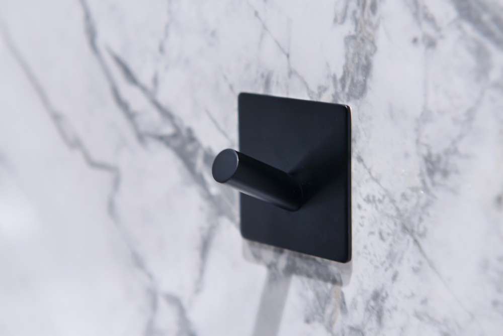 vesiak_samolepilni_črn