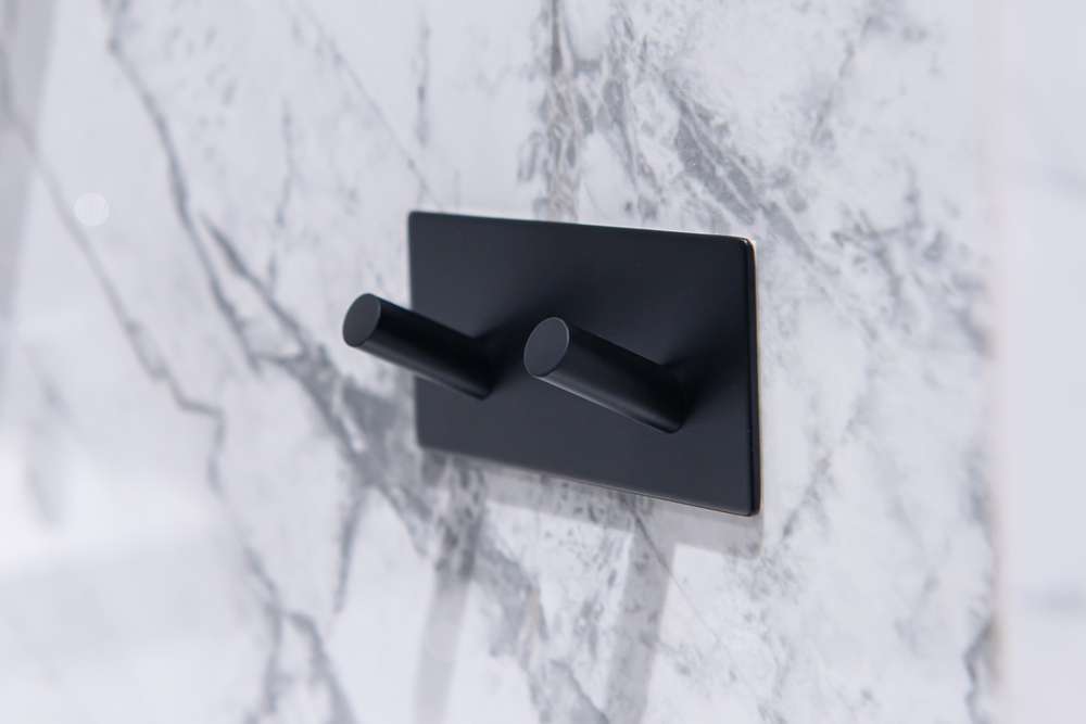 dvojni_obešalnik_za_kopalnico