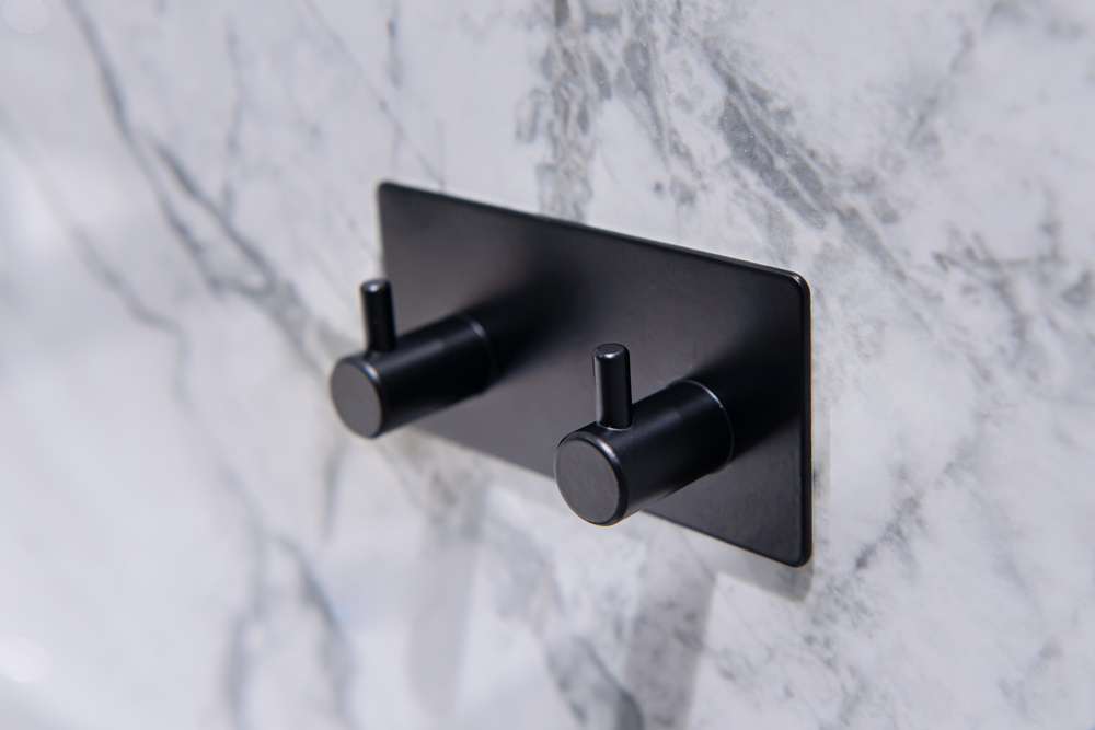 samolepilni_obešalnik