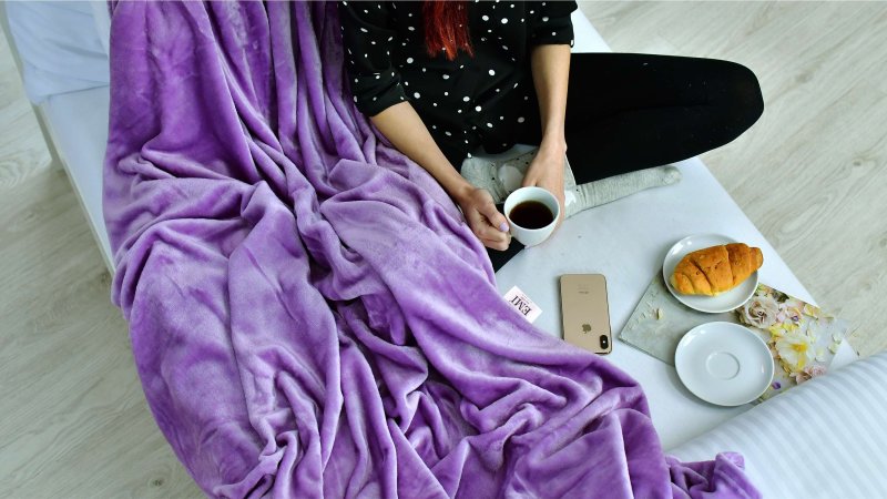 vijolična odeja iz mikrovlaken 150 x 200