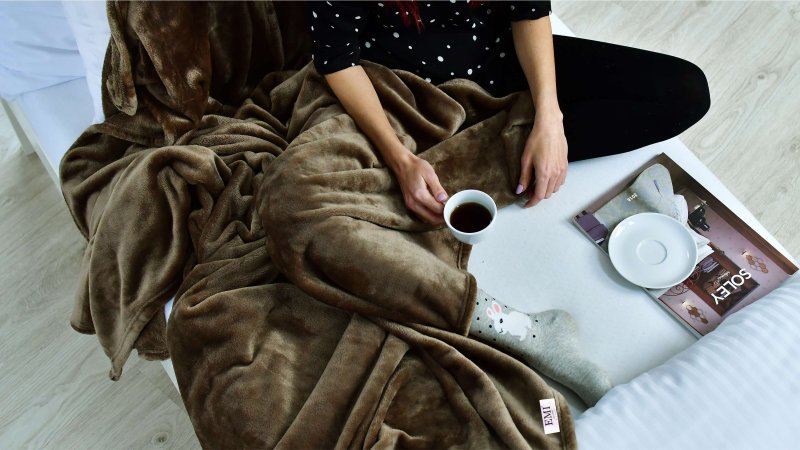 rjava posteljna odeja 150 x 200