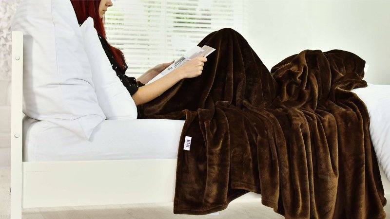 temno rjava odeja iz mikrovlaken 150 x 200