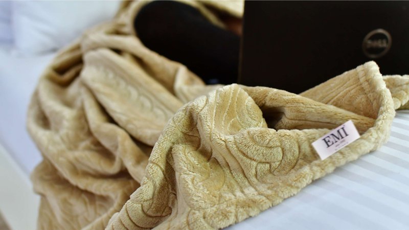 rjava_odeja_iz_mikrofibre