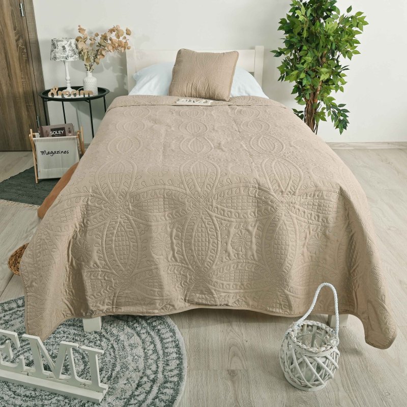 rjava_prevleka_na_postelji_emi