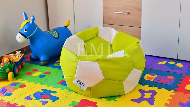 nogometna žoga v fižolovi vreči