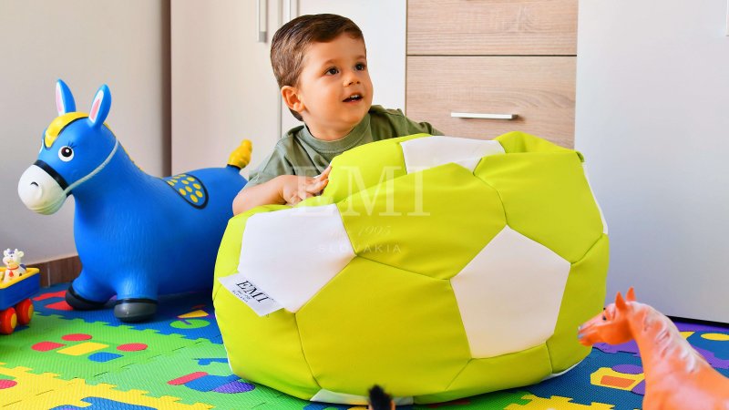 nogometna žoga v fižolovi vreči