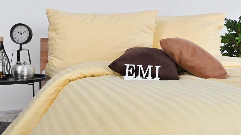 damask_obleke_zlati_emi