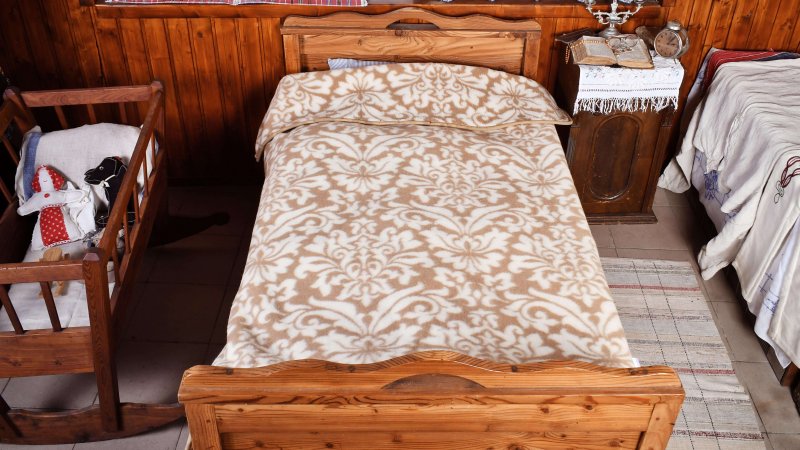 odeja iz ovčje volne z vzorcem