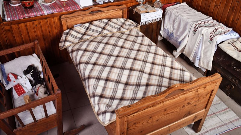 merino odeja na postelji