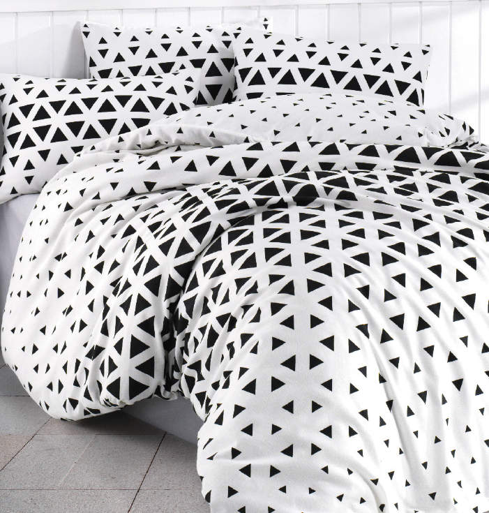 bele in črne posteljnine