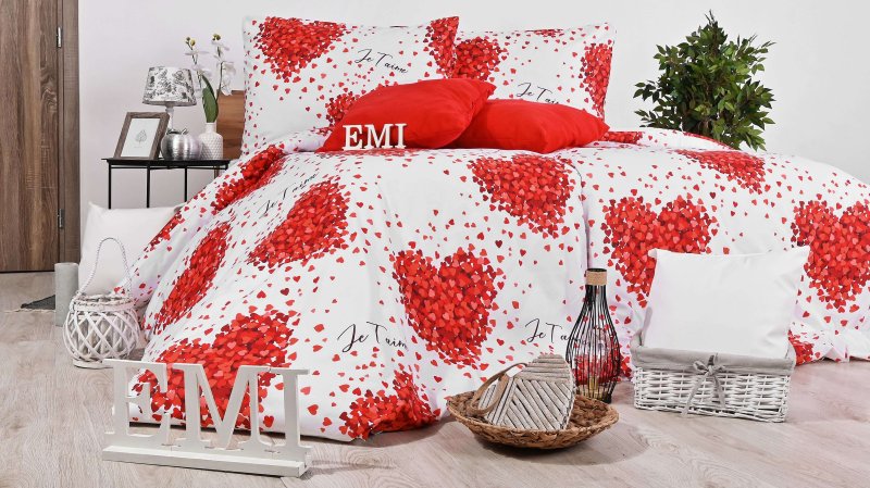 bele posteljnine s srčki