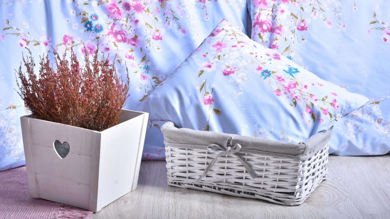 modra posteljnina z vzorcem