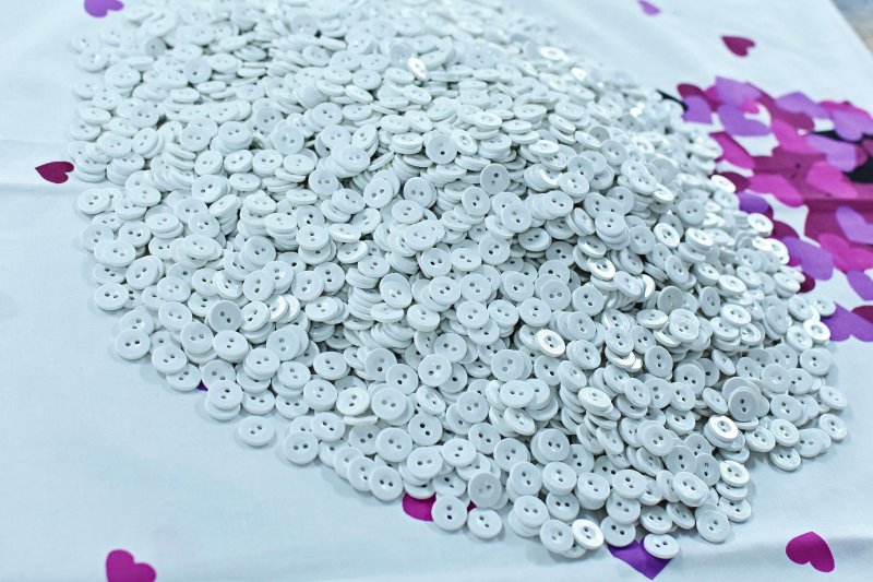 bel gumb z dvema luknjama