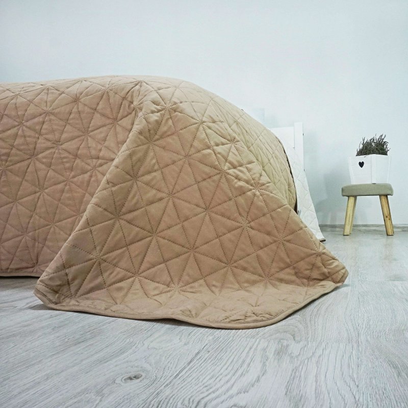 rjavo posteljno pregrinjalo