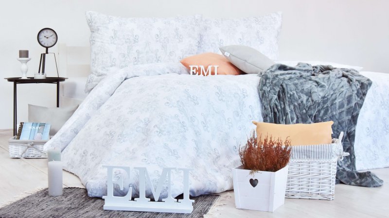 bele satenaste obleke Poetics