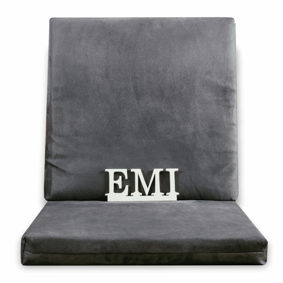 siva_poduska_na_stolicku_emi