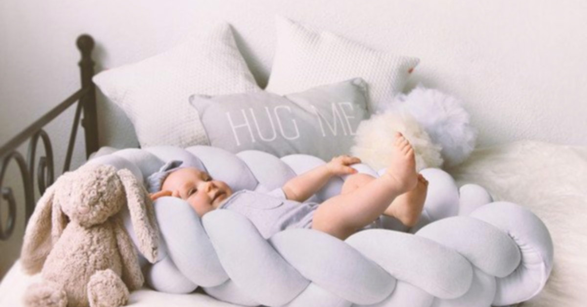 5 RAZLOGOV, ZAKAJ V VAŠI OTROŠKI OPREMI NE SME MANJKATI GNEZDO ZA OTROŠKO POSTELJICO